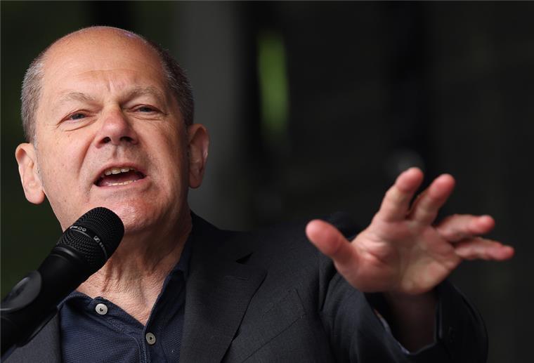 Bundeskanzler Olaf Scholz (SPD) redet bei der 1. Mai-Kundgebung des Deutschen Gewerkschaftsbunds (DGB) zum Tag der Arbeit.