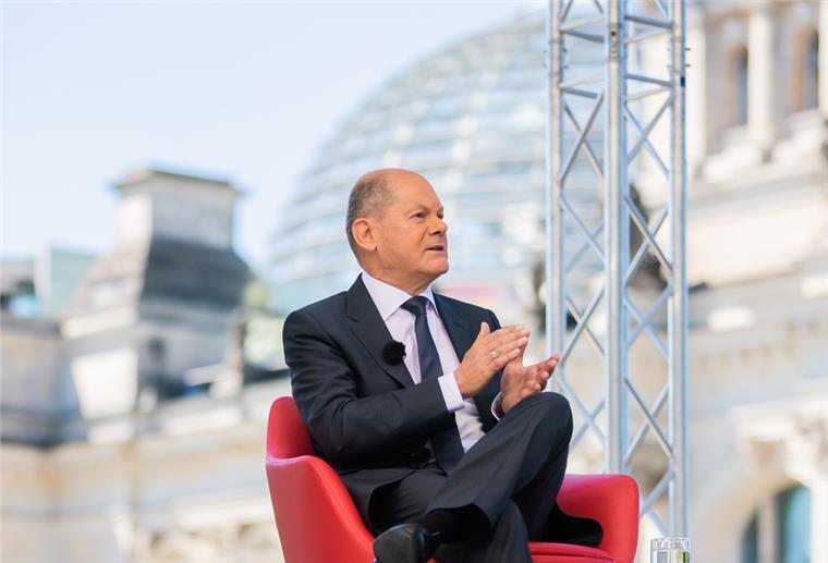 Bundeskanzler Olaf Scholz (SPD) spricht beim ARD-Sommerinterview auf der Terrasse des Marie-Elisabeth-Lüders-Hauses. 