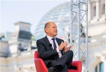 Bundeskanzler Olaf Scholz (SPD) spricht beim ARD-Sommerinterview auf der Terrasse des Marie-Elisabeth-Lüders-Hauses. 