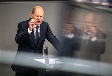 Bundeskanzler Olaf Scholz (SPD) spricht in der Generaldebatte der Haushaltswoche im Bundestag.