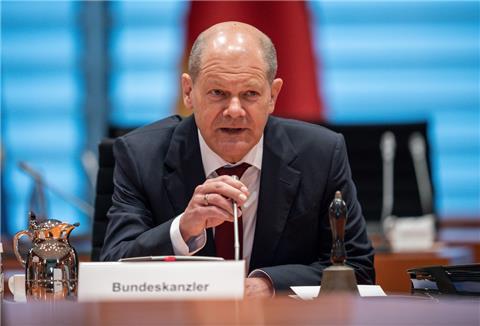Bundeskanzler Olaf Scholz (SPD), spricht zu Beginn der Sitzung des Bundeskabinetts im Kanzleramt.
