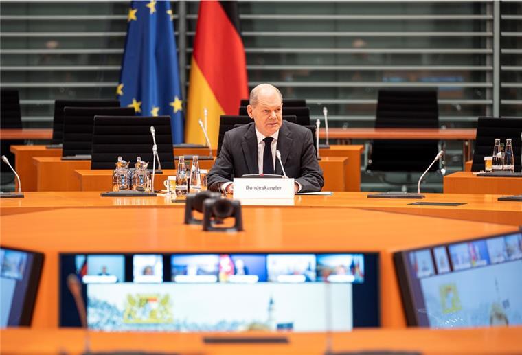 Bundeskanzler Olaf Scholz (SPD) zu Beginn der Ministerpräsidentenkonferenz zum Thema Corona-Pandemie und zur drohenden fünften Corona-Welle.