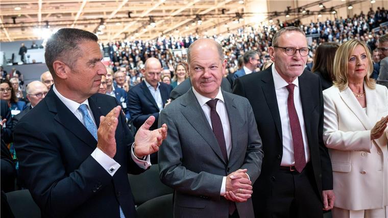 Bundeskanzler Olaf Scholz (SPD,M) wird von Helmut Schleweis (r), Präsident des Deutschen Sparkassen- und Giroverbandes (DSGV), und Thomas Mang (l), Präsident vom Sparkassenverband Niedersachsen, beim Deutschen Sparkassentag empfangen.