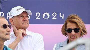 Bundeskanzler Olaf Scholz wurde von einigen Athleten in Paris auf eine bessere Sportförderung angesprochen.