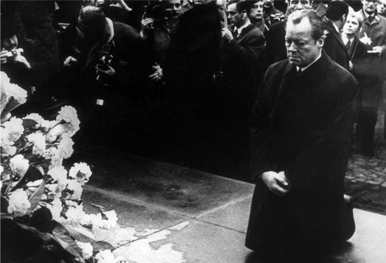 Bundeskanzler Willy Brandt kniete am 7. Dezember 1970 vor dem Mahnmal im einstigen jüdischen Ghetto in Warschau nieder.