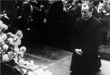 Bundeskanzler Willy Brandt kniete am 7. Dezember 1970 vor dem Mahnmal im einstigen jüdischen Ghetto in Warschau nieder.