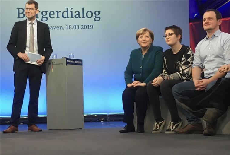 Sie ist in Bremerhaven: Angela Merkel stellt sich den Fragen Bundeskanzlerin Angela Merkel begrüßte die Teilnehmer des Bürgerdialogs in Bremerhaven. Chefredaktion Christoph Linne (links) moderierte die Veranstaltung im Fischbahnhof.