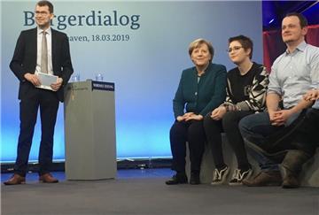 Bundeskanzlerin Angela Merkel begrüßte die Teilnehmer des Bürgerdialogs in Bremerhaven. Chefredaktion Christoph Linne (links) moderierte die Veranstaltung im Fischbahnhof.