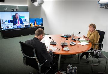 Bundeskanzlerin Angela Merkel (CDU) und der Regierende Bürgermeister von Berlin, Michael Müller (SPD), zu Beginn der Videokonferenz mit den Ministerpräsidentinnen und Ministerpräsidenten der Länder.