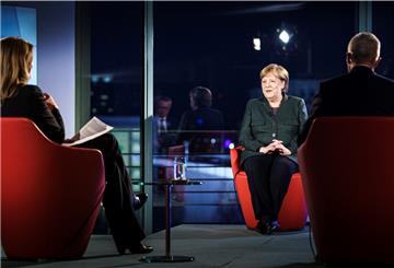 Bundeskanzlerin Angela Merkel (CDU) spricht in der ARD-Sendung «Farbe bekennen» mit Tina Hassel (l), Studioleiterin und Chefredakteurin Fernsehen im ARD-Hauptstadtstudio, und Rainald Becker, Chefredakteur der ARD.