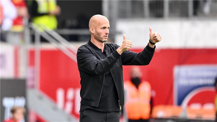 Traumtore bei Wolfsburger Sieg in Heidenheim Bundesliga-Debüt geglückt: Wolfsburgs neuer Trainer Paul Simonis.