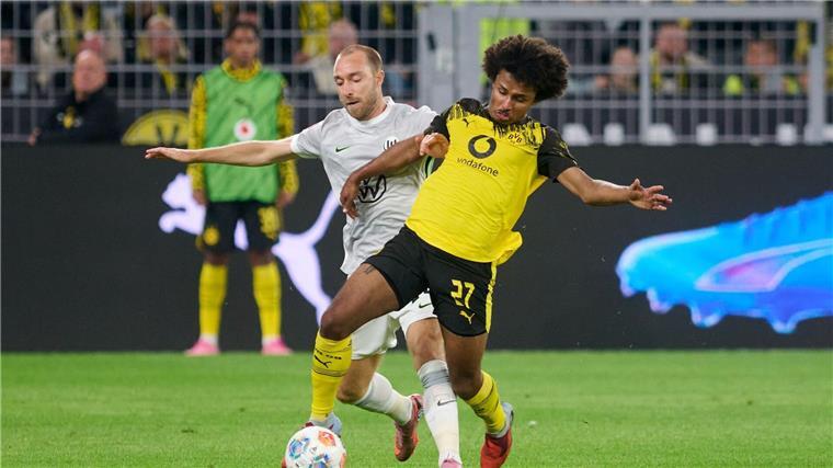 Bundesliga-Debüt in Dortmund: Wolfsburgs neuer Star Christian Eriksen (l) im Zweikampf mit Dortmunds Karim Adeyemi. 