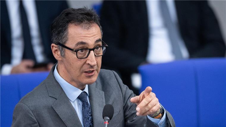 Bundesminister Özdemir setzt sich für ein Verbot des Wolfsgrußes ein.