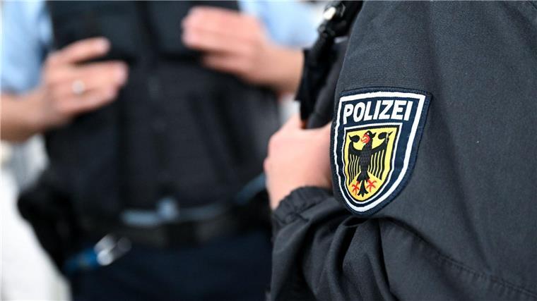 Bundespolizisten nehmen den kleinen Ausreißer in Uelzen in ihre Obhut. (Archivfoto)