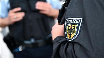 Bundespolizisten nehmen den kleinen Ausreißer in Uelzen in ihre Obhut. (Archivfoto)