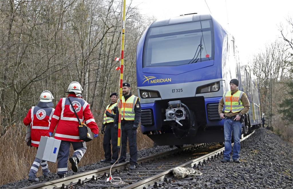 Bundespolizisten und Rettungskräfte beim Einsatz am Bahndamm. Der Strom in der O...