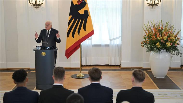 Bundespräsident ehrt Basketball-Weltmeister.