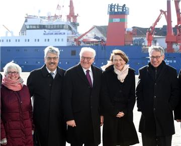 Bundespräsident Frank-Walter Steinmeier beim Besuch in Bremerhaven. Hier mit (von links) Stadtverordnetenvorsteherin Brigtte Lückert, Oberbürgermeister Melf Grantz, Steinmeiers Frau Elke Büdenbender und Carsten Sieling, Regierungschef des Landes Bremen.