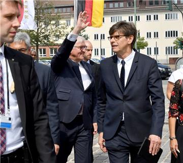 Bundespräsident Frank-Walter Steinmeier besucht Bremerhaven und winkt ins Publik...
