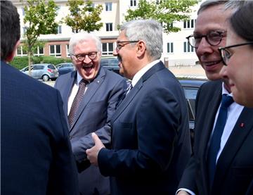 Bundespräsident Frank-Walter Steinmeier besucht Bremerhaven - hier im Gespräch m...