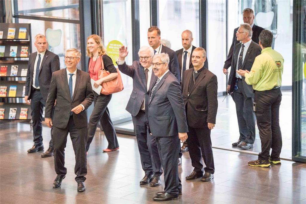 Bundespräsident Frank-Walter Steinmeier besucht Bremerhaven und betritt hier das...