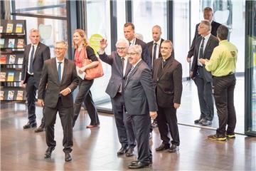 Bundespräsident Frank-Walter Steinmeier besucht Bremerhaven und betritt hier das...