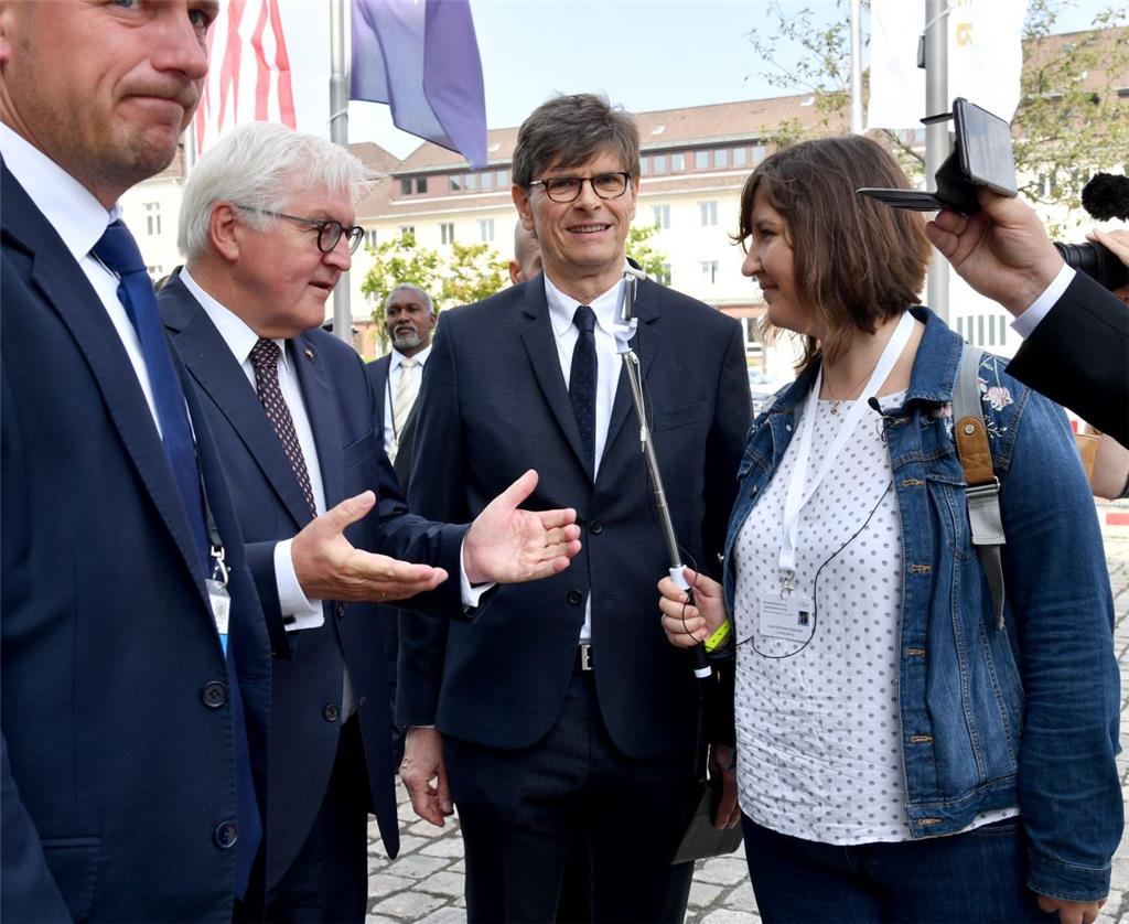 Bundespräsident Frank-Walter Steinmeier besucht Bremerhaven und wird interviewt....