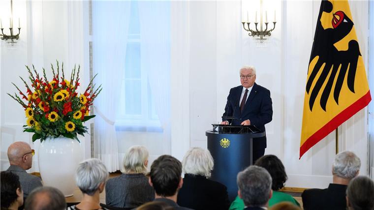 Bundesverdienstkreuz für drei Männer aus Niedersachsen Bundespräsident Frank-Walter Steinmeier hat 28 Menschen mit dem Verdienstorden der Bundesrepublik Deutschland ausgezeichnet.