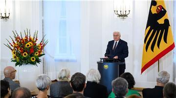 Bundespräsident Frank-Walter Steinmeier hat 28 Menschen mit dem Verdienstorden der Bundesrepublik Deutschland ausgezeichnet. 