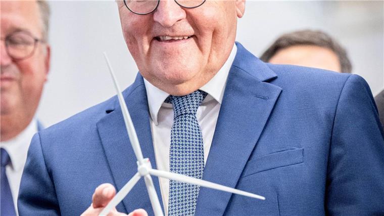 Bundespräsident Frank-Walter Steinmeier hat sich in einer Produktionshalle von Siemens Gamesa in Cuxhaven über die Fertigung von Maschinenhäusern für Windparks auf dem Meer informiert. Als Geschenk bekam er ein Modell einer Windkraftanlage.