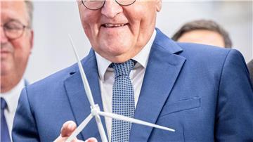 Bundespräsident Frank-Walter Steinmeier hat sich in einer Produktionshalle von Siemens Gamesa in Cuxhaven über die Fertigung von Maschinenhäusern für Windparks auf dem Meer informiert. Als Geschenk bekam er ein Modell einer Windkraftanlage.