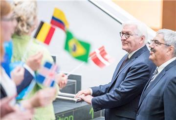Bundespräsident Frank-Walter Steinmeier kommt im August nach Bremerhaven zur Sail 2025. Zuletzt war das Staatsoberhaupt 2021 in der Seestadt zu Besuch. Das Foto zeigt ihn zusammen mit Bremerhavens Oberbürgermeister Melf Grantz.
