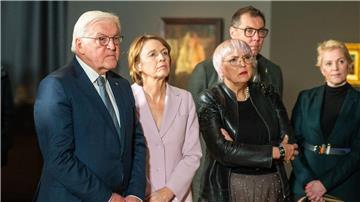 Bundespräsident Frank-Walter Steinmeier (l-r), seine Frau Elke Büdenbender, Claudia Roth, Beauftrage der Bundesregierung für Kultur und Medien, und Oleksii Makeiev, Botschafter der Ukraine in Deutschland, schauen sich die Ausstellung „Von Odesa nach Berlin“ an. 