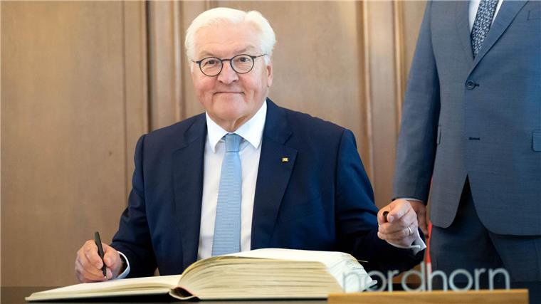 Bundespräsident trifft sich mit niederländischem König Bundespräsident Frank-Walter Steinmeier macht bei seinem Besuch in Nordhorn auch einen Abstecher in die Niederlande.