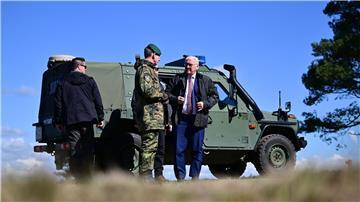 Bundespräsident Frank-Walter Steinmeier (r) unterhält sich auf dem Truppenübungsplatz mit einem Brigadegeneral.