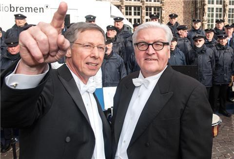 Bundespräsident neben der Fahne