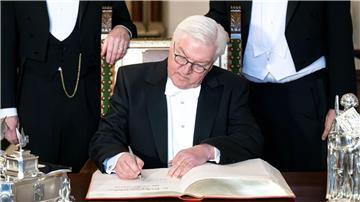 Bundespräsident Frank-Walter Steinmeier trägt sich in das goldene Buch der Stadt Bremen ein.