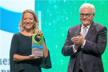 Bundespräsident Frank-Walter Steinmeier überreicht den Umweltpreis an die Awi-Chefin Antje Boetius.