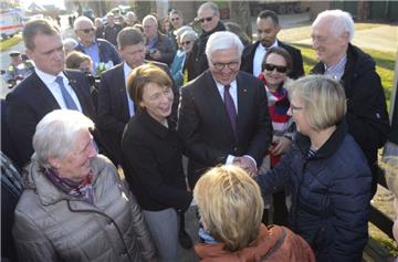Bundespräsident Frank-Walter Steinmeier und seine Ehefrau Elke Büdenbender suchen in Selsingen die Nähe zu den Bürgern, schütteln Hände von Schaulustigen. 