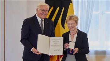 Bundespräsident Frank-Walter Steinmeier verleiht Maresi Lassek den Verdienstorden zum Tag der Deutschen Einheit.