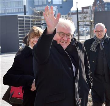 Bundespräsident Frank-Walter Steinmeier war bei seinem letzten Besuch - hier vor dem historischen Museum - offenbar so von Bremerhaven überzeugt, dass er am Mittwoch gleich 170 Diplomaten die Seestadt zeigt.