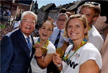 Bundespräsident Joachim Gauck (von links), Bahnradfahrerin Kristina Vogel, Bundesinnenminister Thomas de Maiziere (CDU) und Beachvolleyballerin Laura Ludwig stehen auf dem Balkon des «Römer». 