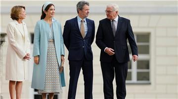Bundespräsident Steinmeier und seine Frau Elke Büdenbender (ganz links) begrüßen Dänemarks König Frederik X. und Königin Mary.