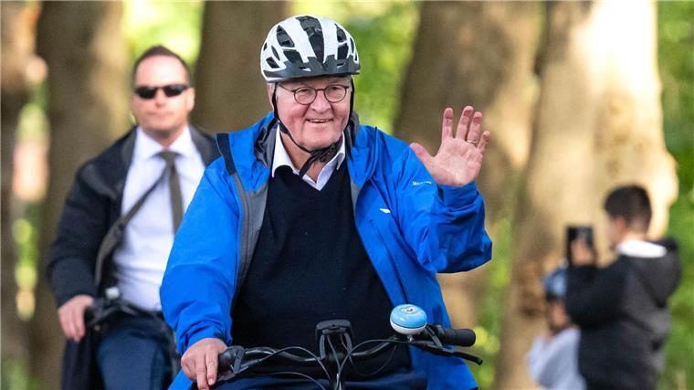 Steinmeier lobt: Ehrenamt hält Gemeinschaft zusammen Bundespräsident unternahm bei seinem Besuch in Nordhorn auch eine kurze Radtour in die benachbarten Niederlande. (Archivfoto)