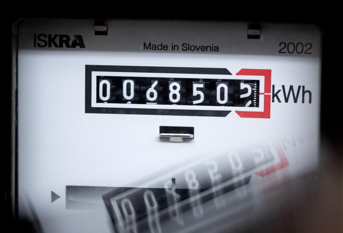 Ein Stromzähler zeigt in einem Mietshaus die verbrauchten Kilowattstunden an.