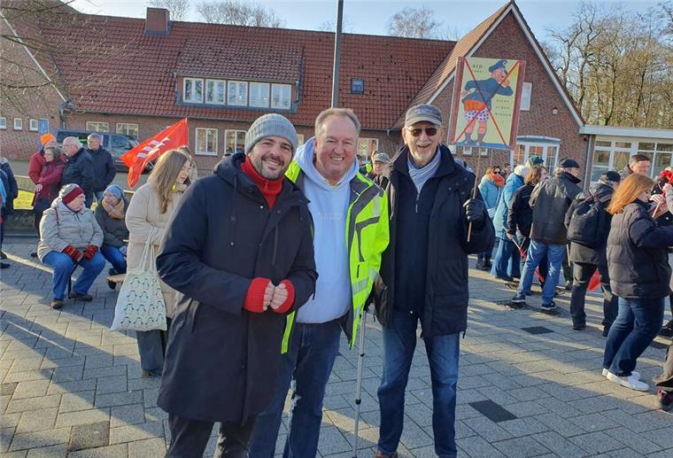 Bundestagsabgeordneter Daniel Schneider (links) und Cuxhavens Oberbürgermeister Uwe Santjer (Mitte) sind ebenfalls vor Ort.