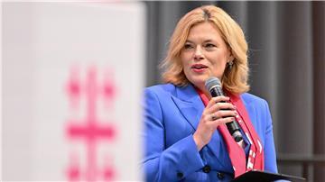 Bundestagspräsidentin Klöckner hat mit Kritik an der Kirche eine Debatte losgetreten.