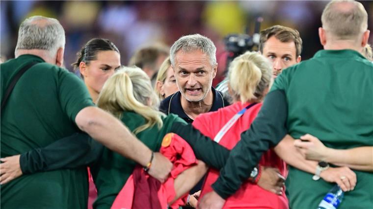 Sieben Tage Zeit sich aufzuraffen Bundestrainer Christian Wück spricht zu seiner Mannschaft. Er muss die Fußballerinnen nun erst mal wieder aufbauen.