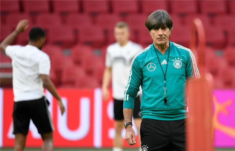 Bundestrainer Joachim Löw beobachtet die Nationalspieler beim Abschlusstraining in der Johan-Cruyff-Arena.