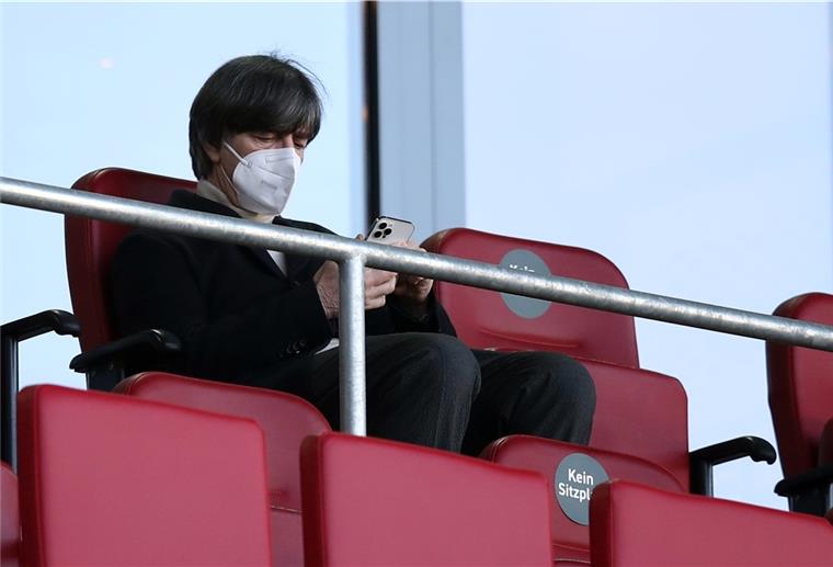 Fußball: Bundesliga, FC Augsburg - Bayer Leverkusen, 22. Spieltag in der WWK-Arena. Bundestrainer Joachim Löw beobachtet das Spiel von der Tribüne.